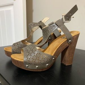 Worn twice! Super cute chunky heal sandal! Size 9